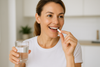 femme qui prends une gellule blanche